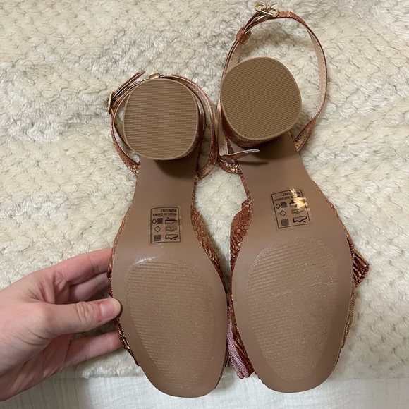 Pink Lily Metallic Gold Bow Heels - Picture 5 of 6